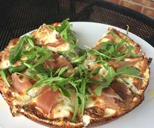 pizza with prosciutto and arugula